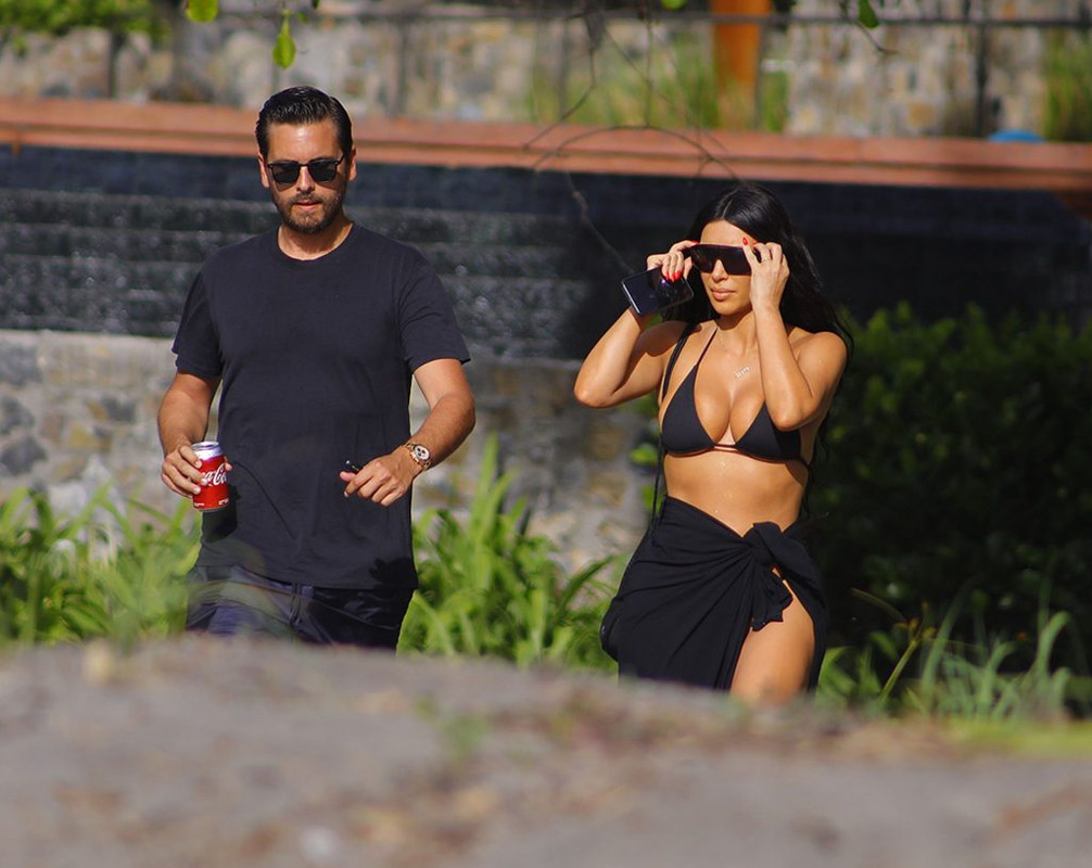 Kim-Kardashian-Kourtney-Kardash-UpskirtStars.Com(29)