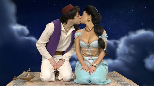 Kim Kardashian llega a la ciudad natal de Pete Davidson tras tomarse de la mano