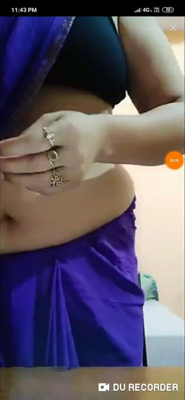 [Image: Aunty-Hot-show-in-Saree-during-video-cha...00-381.jpg]