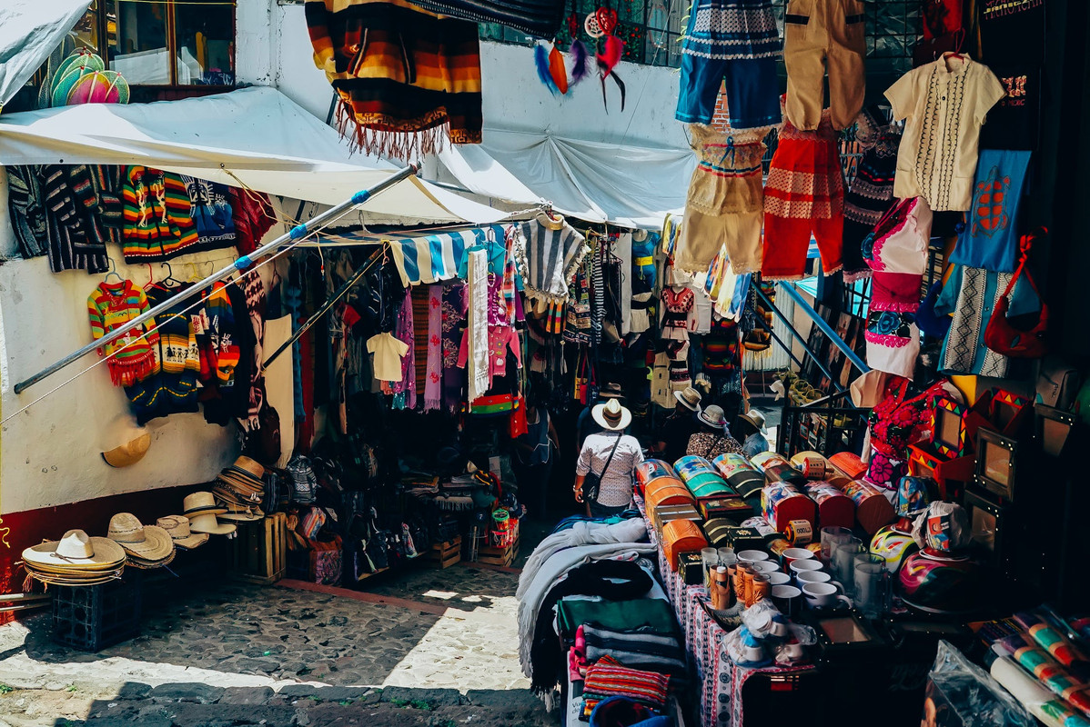 pasar menjadi tempat berburu oleh-oleh murah (pexels.com)