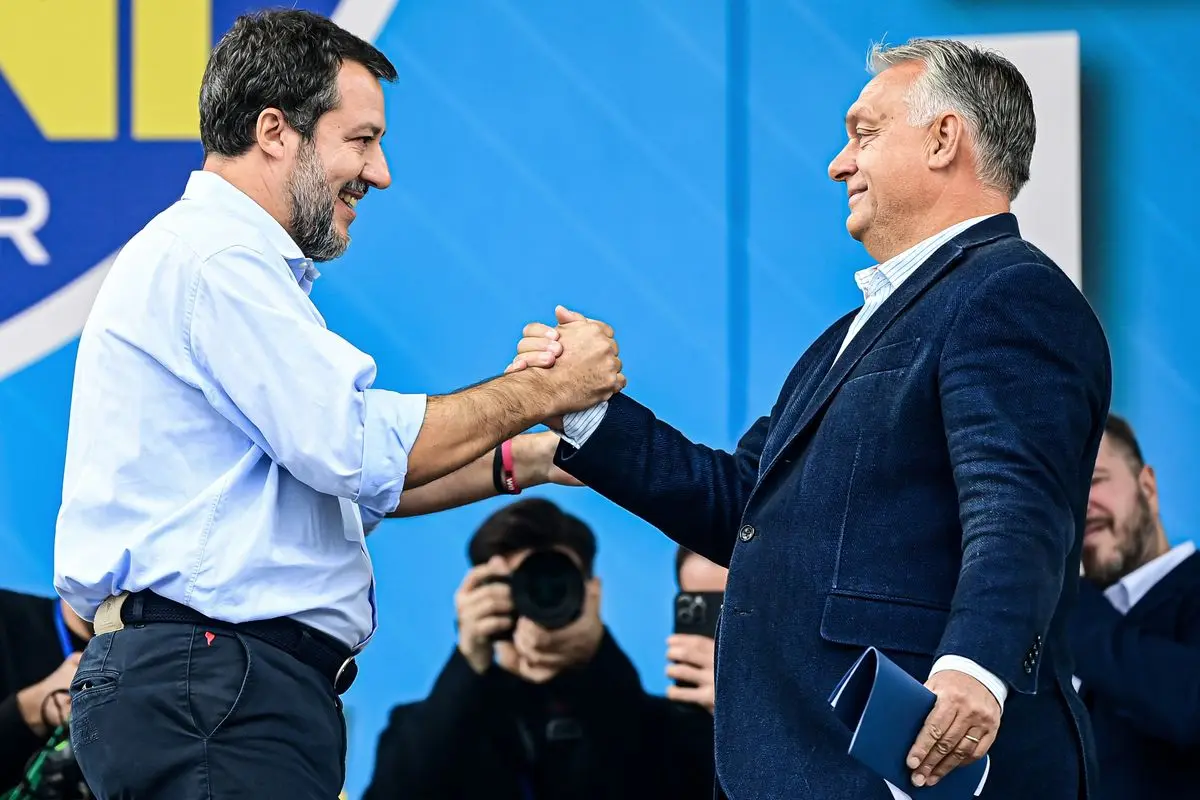 Az olasz miniszterelnök-helyettes és az Olasz Liga (Lega) vezetője, Matteo Salvini (B) kezet fog a magyar miniszterelnökkel és a Fidesz vezetőjével Orbán Viktorral az olasz jobboldali Liga (Lega) párt éves nagygyűlésén az északi Pontidában, Olaszországban 2024. október 6-án (Fotó: AFP/Piero Cruciatti)