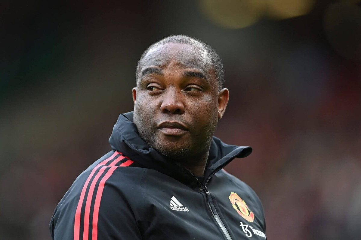 Benni McCarthy coaching at Manchester United