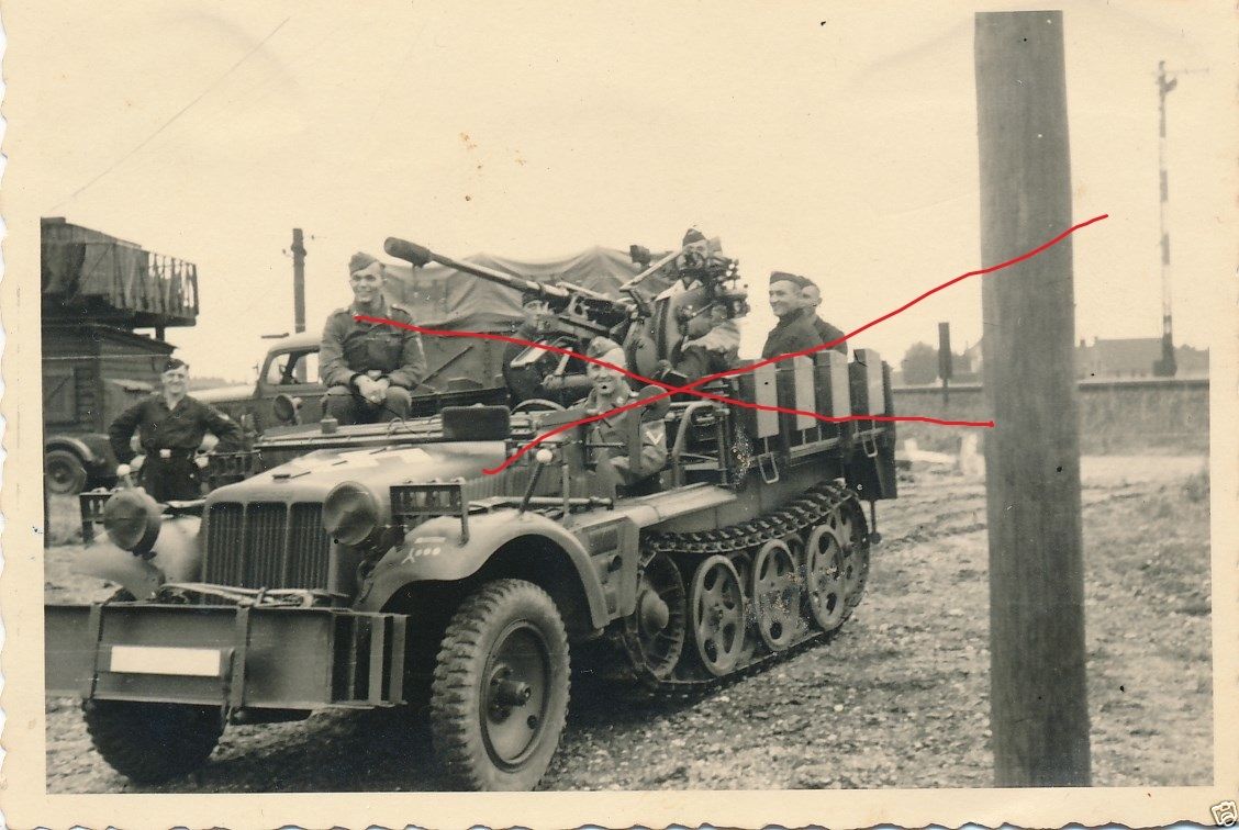 Foto deutsche Soldaten Geschütz Flak Radpanzer S