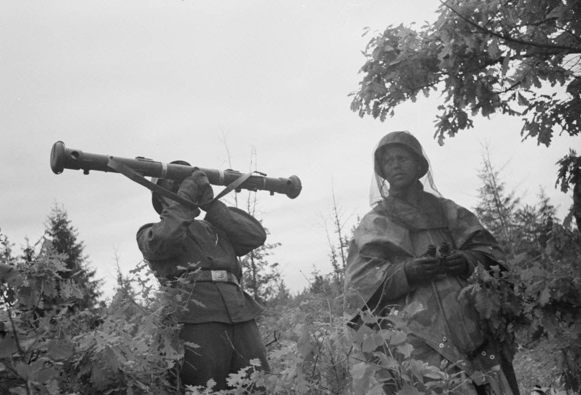 Au sein d'une batterie de DCA de la Luftwaffe (FlaK), utilisation d'un télémètre.1942
