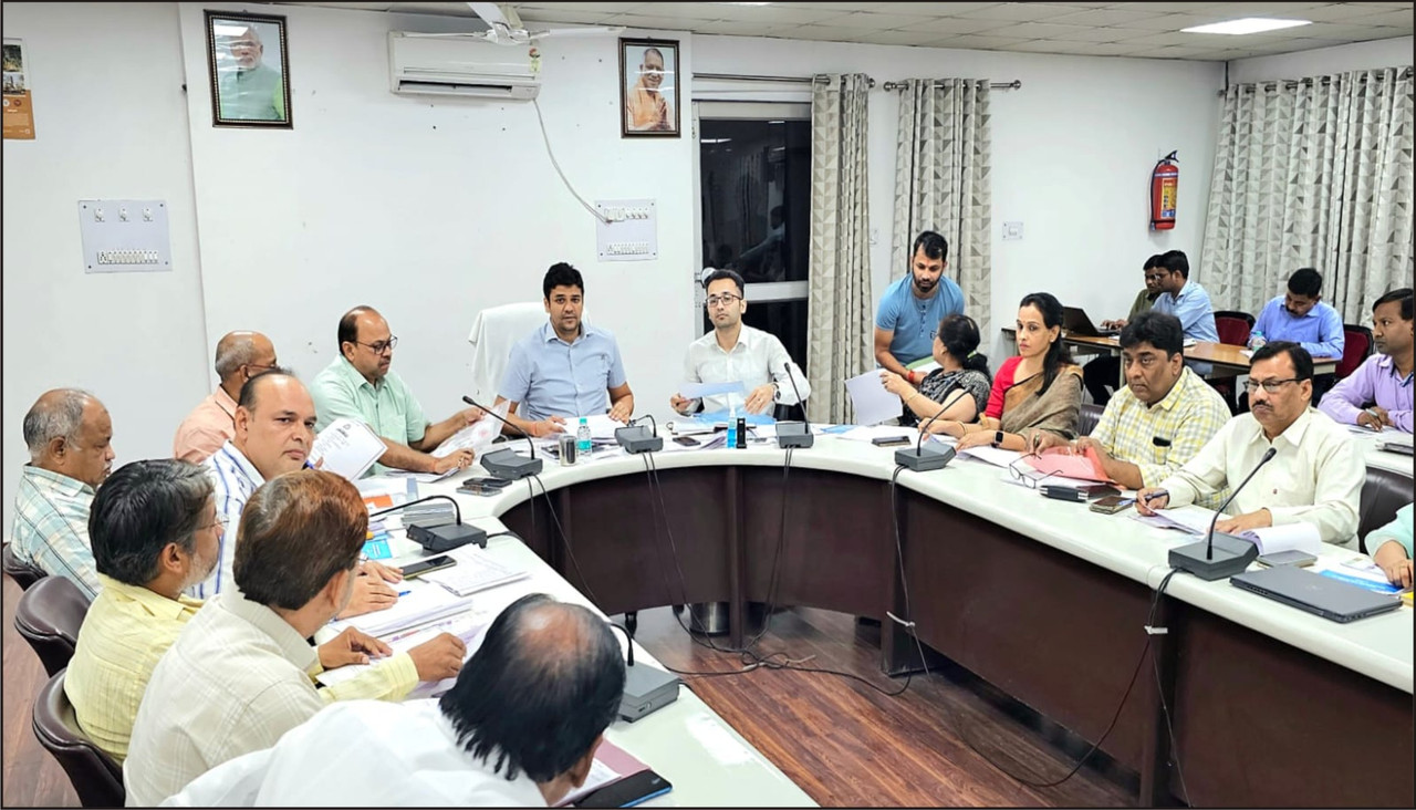 जिलाधिकारी की चेतावनी जनता को मिले बेहतर स्वास्थ्य सेवाएं, अस्पताल में मरीज का इलाज करें रिफर नहीं