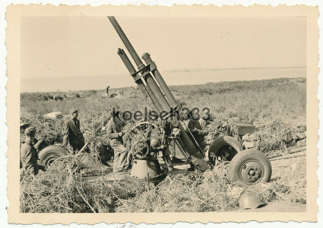 Foto von der Wehrmacht erbeutetes russisches 7,62cm Flak Artillerie Geschütz .
