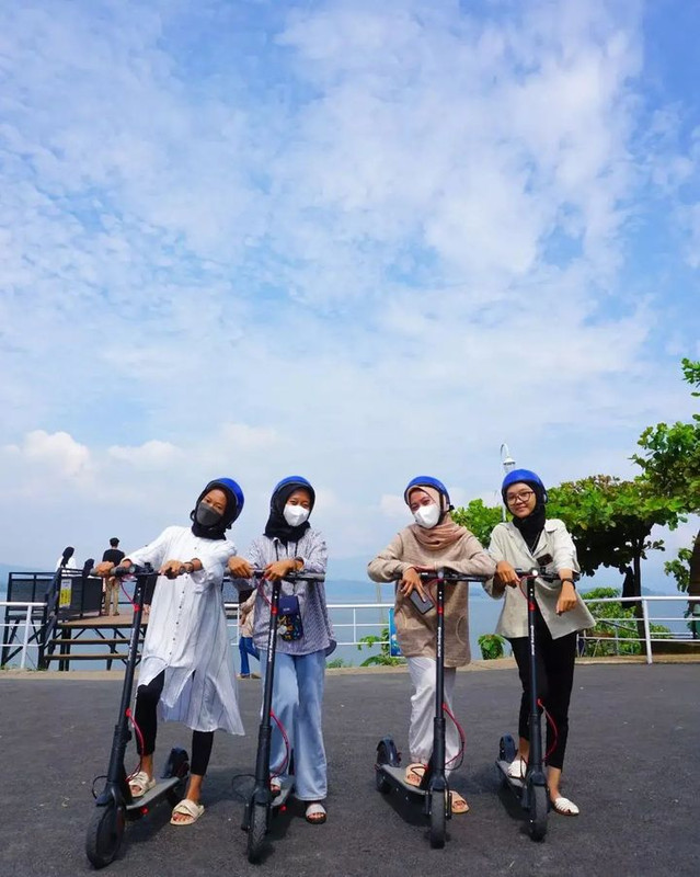 Wisatawan bermain skuter di Tanjung Duriat.