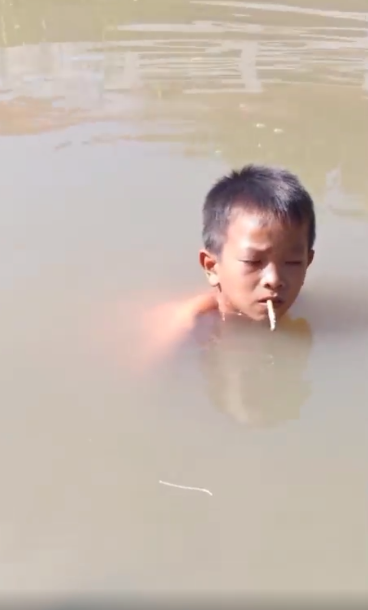 Éste niño debe hacer una prueba de esfuerzo antes de acabar el cigarro