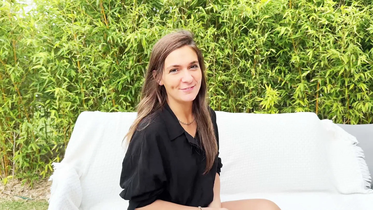 JacquieEtMichelTV 25 03 20 Dosynophia 25 years old saleswoman!