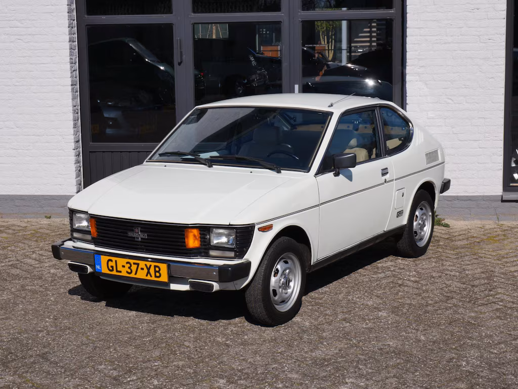 suzuki-sc100GXwit-vooraanzicht.avif