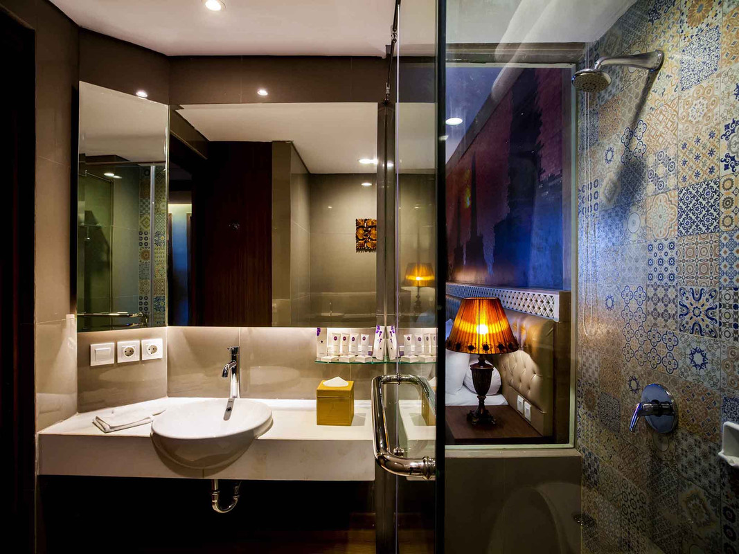 fasilitas kamar mandi di kamar superior Grand Mercure Yogyakarta Adi Sucipto