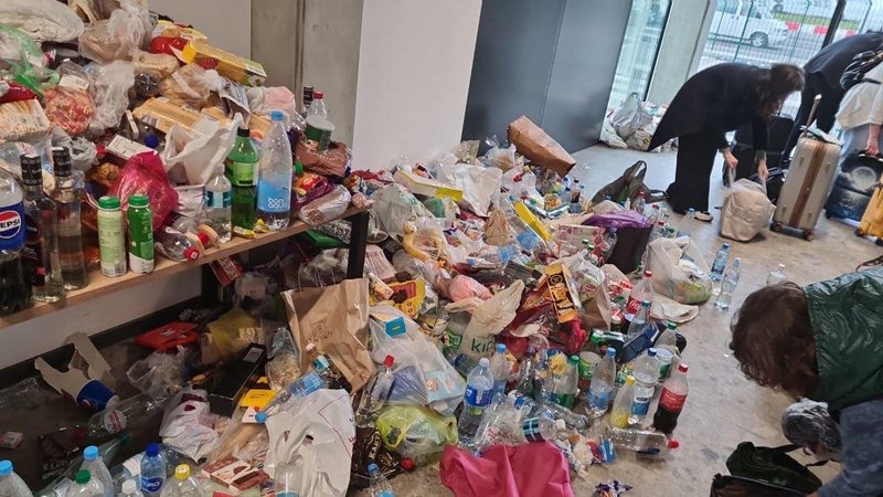 Nuo šio pirmadienio kvailių valdomos šalies pareigūnai pradėjo įgyvendinti kvailių sprendimą
