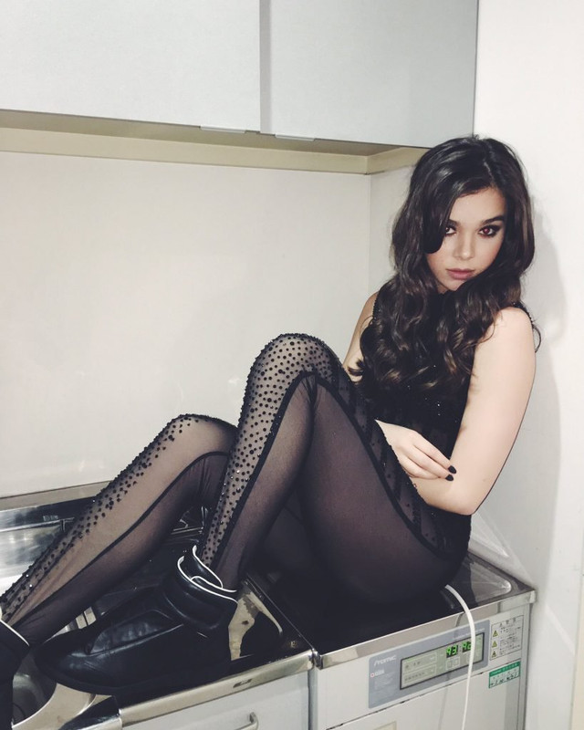 [Image: hayley-steinfeld-80-26-cute.jpg]