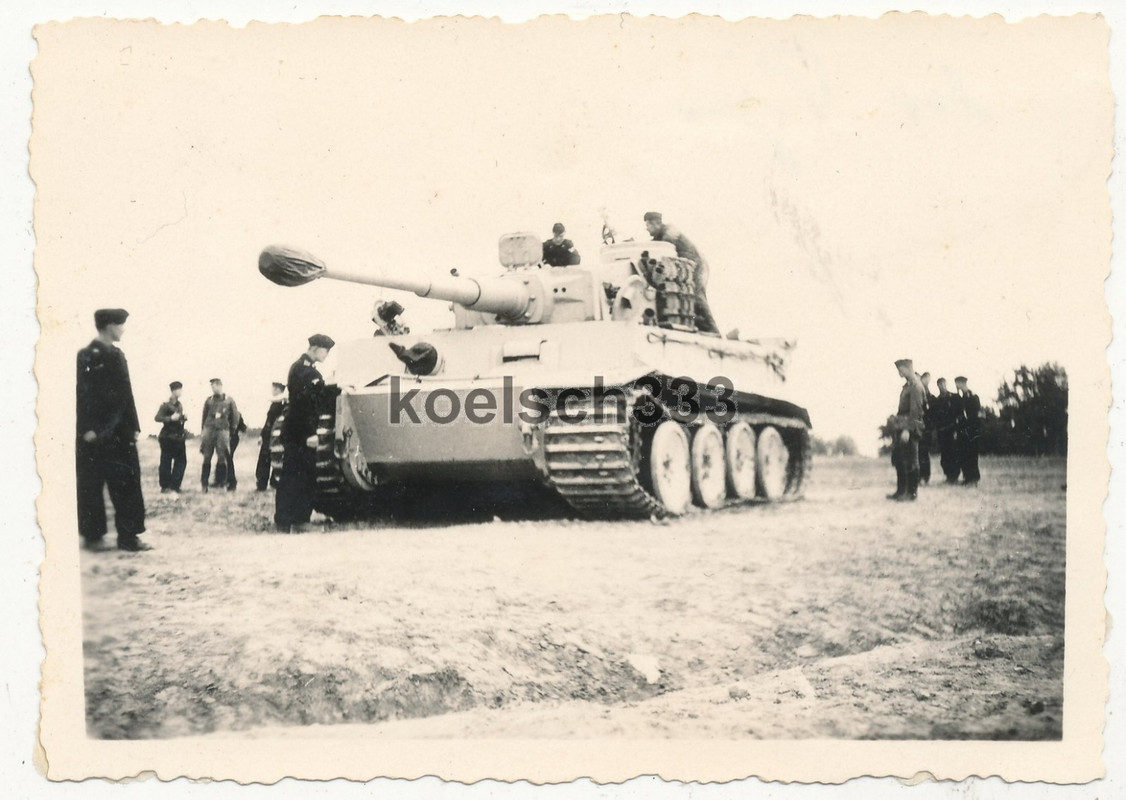 Foto Panzermänner der Wehrmacht am Tiger Panzer VI Kampfwagen ..
