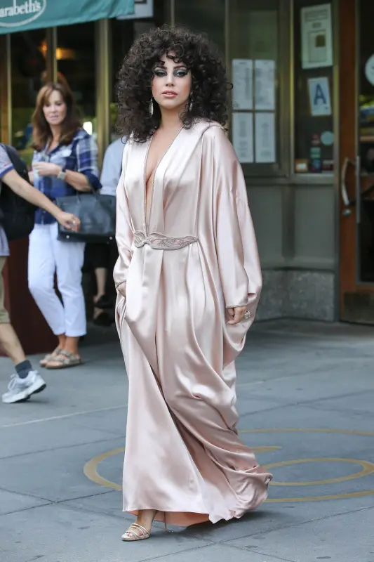 6-16-14-Leaving-her-apartment-in-NYC-001