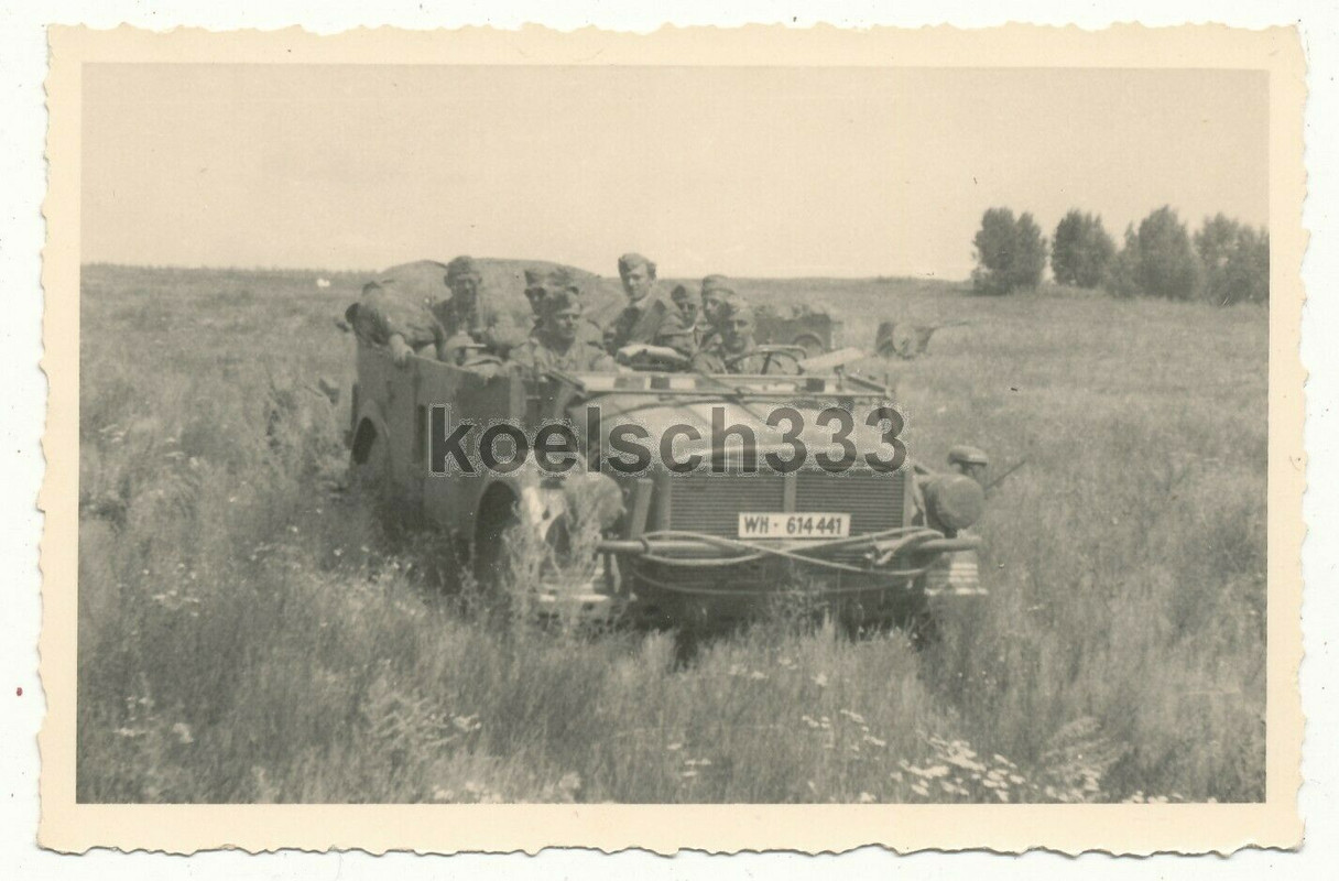 Foto Wehrmacht Soldaten im schweren Einheits PKW Kübelwagen in R