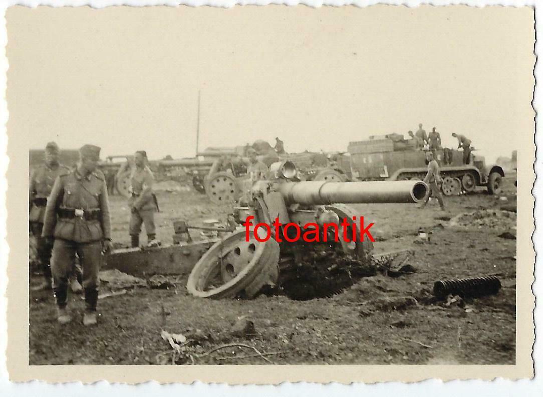 Foto 2 WK Ostfront Ukraine zerstörte russische Geschütze Panzer Halbkette Combat