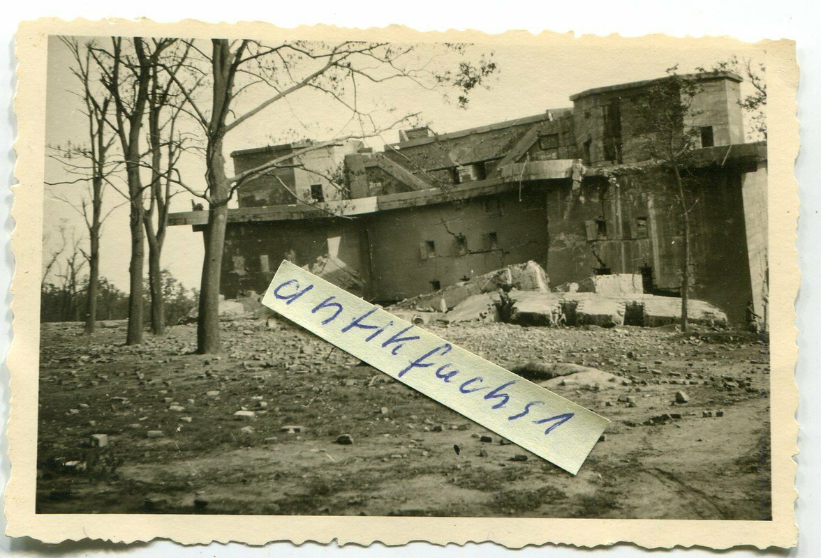 der schwer beschädigte große Zoo Bunker in Berlin im Jahre 1945