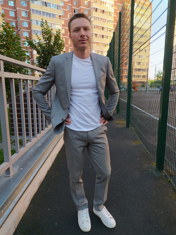 серый костюм