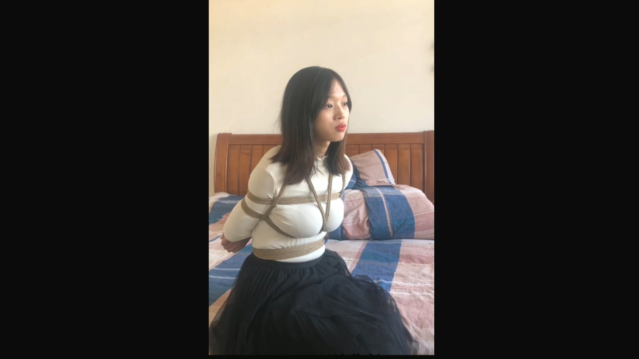 春雨の绳 大胸女孩雪儿的捆绑初体验.mp4_20211219_185147.655