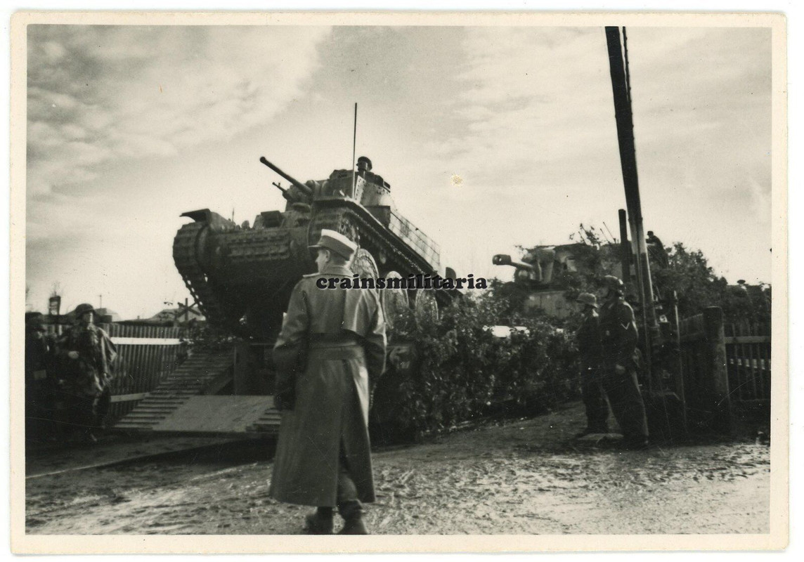 Orig. Foto Panzer 38 (t) Beutepanzer fahrt von deutsche PANZERZUG m. Tarn Camo.