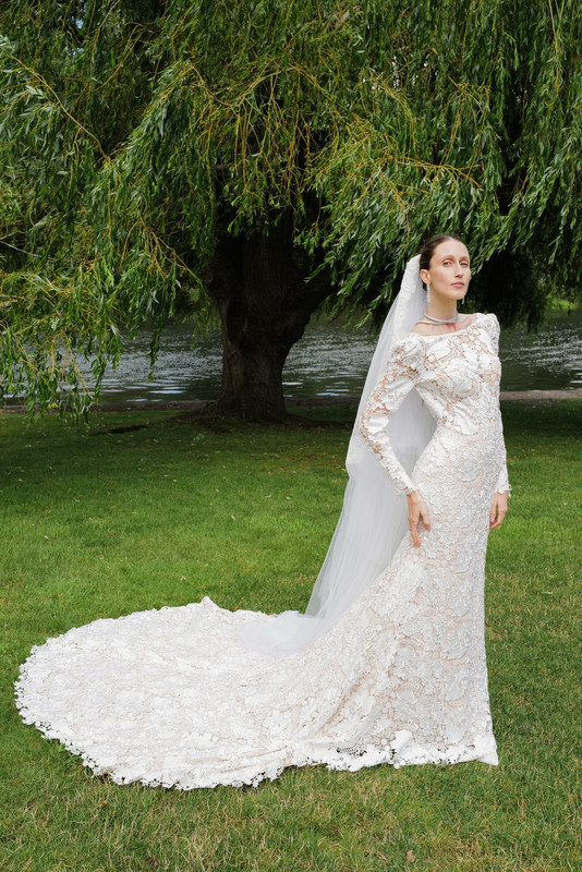 Anna Cleveland sposa in Laura Biagiotti 