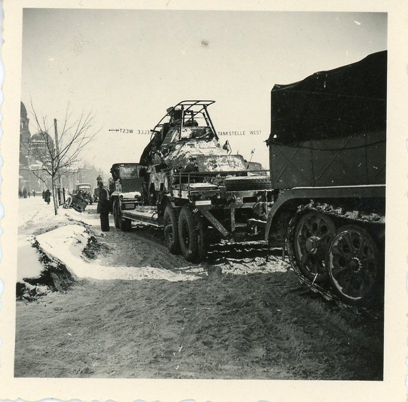 Fahrzeug Halbkette mit Anhänger 8 Rad Russland W