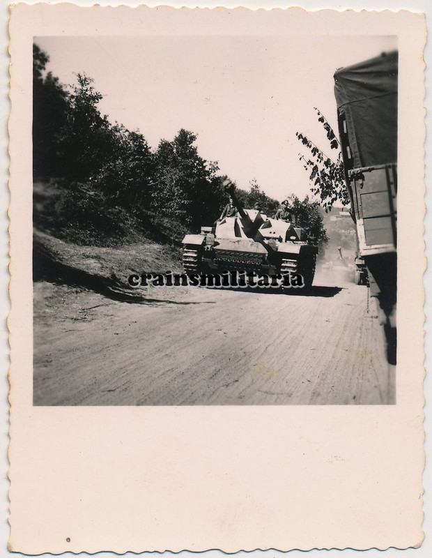Orig. Foto Vormarsch Sturmgeschütz StuG III Ausf. F Panzer in Ru