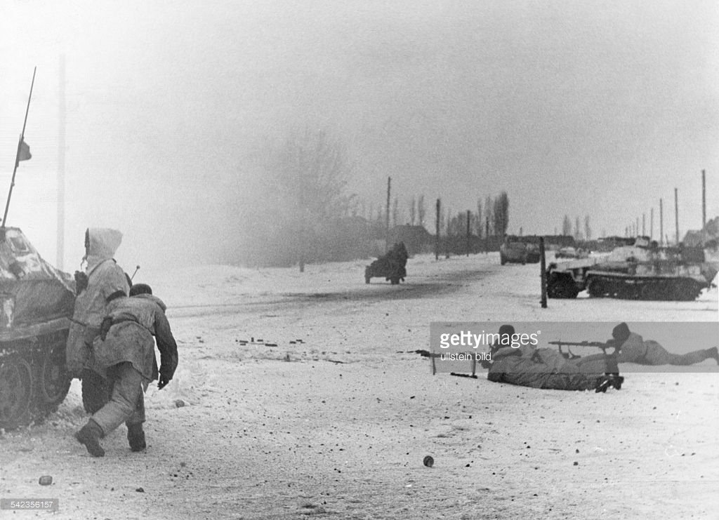 SS-Panzergrenadiere (mech.inf.) fighting at the 