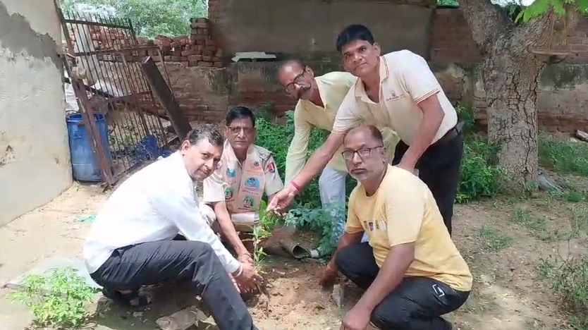 नवागत थाना प्रभारी अमर सिंह का लोक सेवा ज्ञान मंदिर ट्रस्ट ने किया स्वागत, श्रीरामचरितमानस भेंट कर ‘एक पेड़ माँ के नाम’ अभियान से जोड़ा