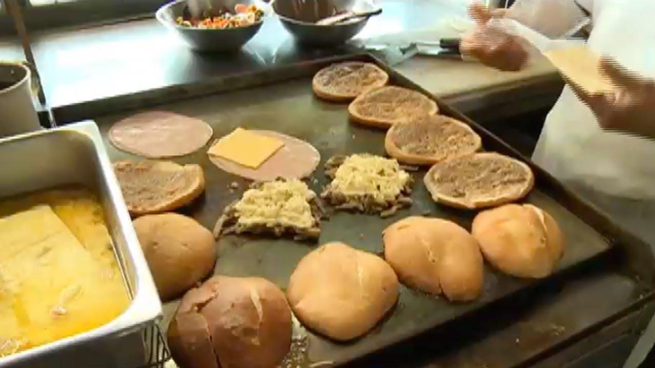 Famoso portero del América vende tortas y antojitos mexicanos