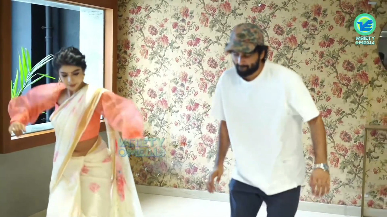 Pavithra Lakshmi Sexy Big Wide Navel in Saree from an event.mkv_snapshot_00.07.195