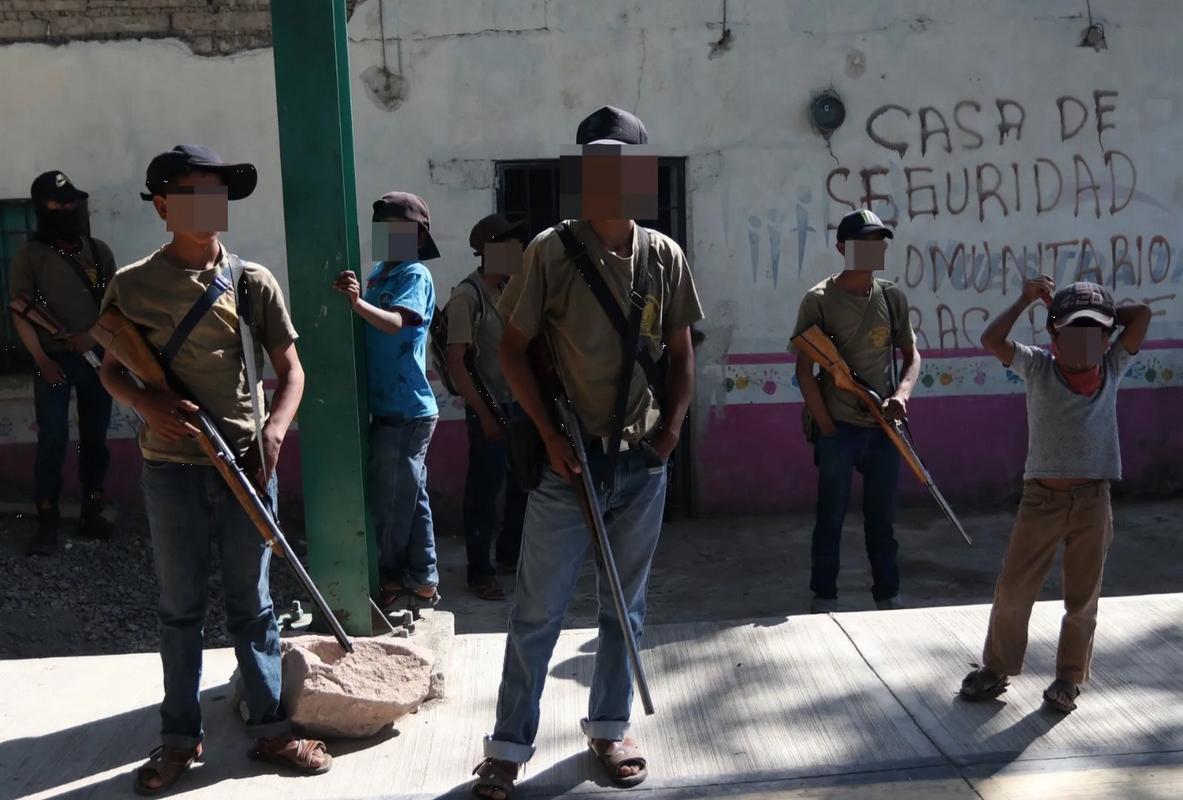 Fiscalía de Guerrero investiga a 'policías comunitarios' que armaron a niños en Ayahualtempa
