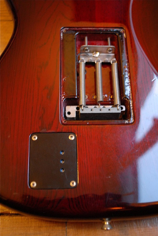 640px-Blade_RH4_Falcon_Tremolo_springs_(2011-01-09_18.04.49_by_Pierre_Journel)