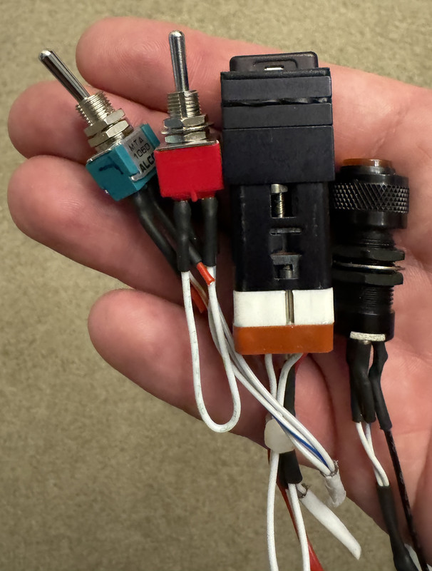 EA100 PFD-MFD selector, annunciator, dimming switch, AHRS FAIL lamp, view 1