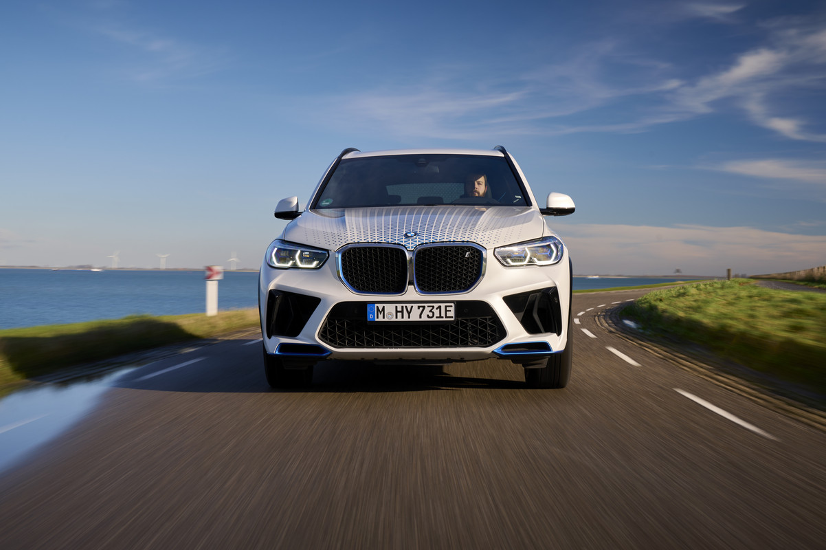 P90494354_highRes_bmw-ix5-hydrogen-on-