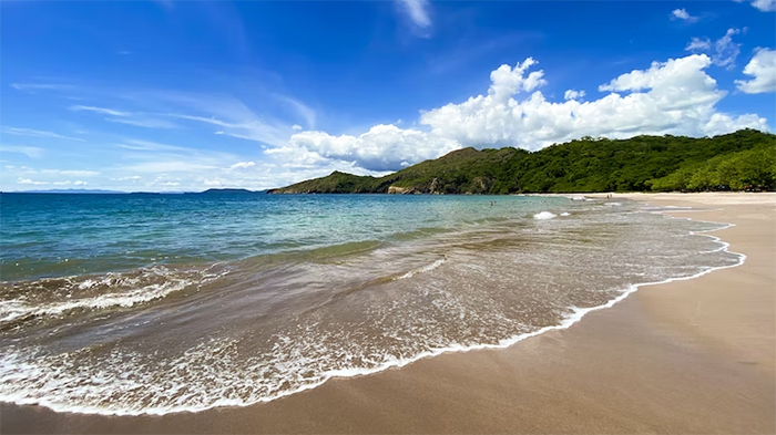 Ilustrasi pantai di Provinsi Guanacaste, Kosta Rika.