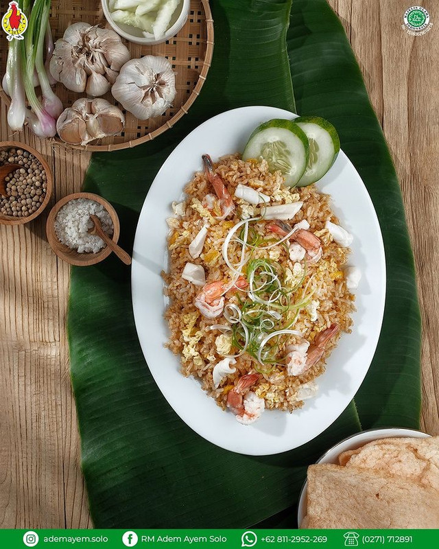 Menu nasi goreng di Rumah Makan Adem Ayem, tempat sarapan enak di Solo.
