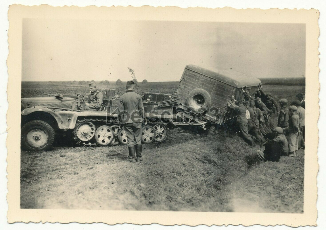 Foto Panzer Halbkette mit Anhänger im schwierigen Gelände in der