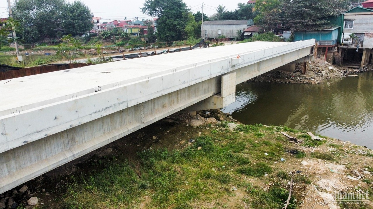 220240127091107 Bắc Ninh: Cầu trăm tỷ nối Từ Sơn - Yên Phong chậm tiến độ, dân phấp phỏng đi qua cầu tạm
