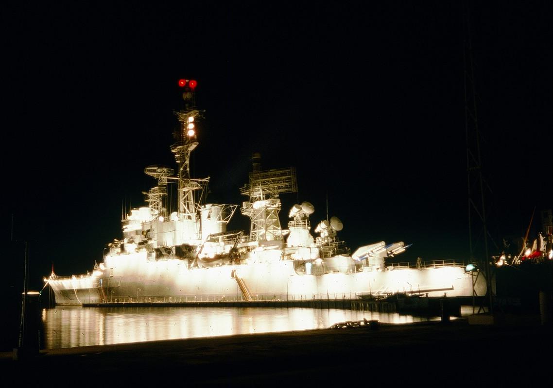 Le croiseur Colbert en escale à Tarente en avril 1977, escale commune avec le EE Guépratte.