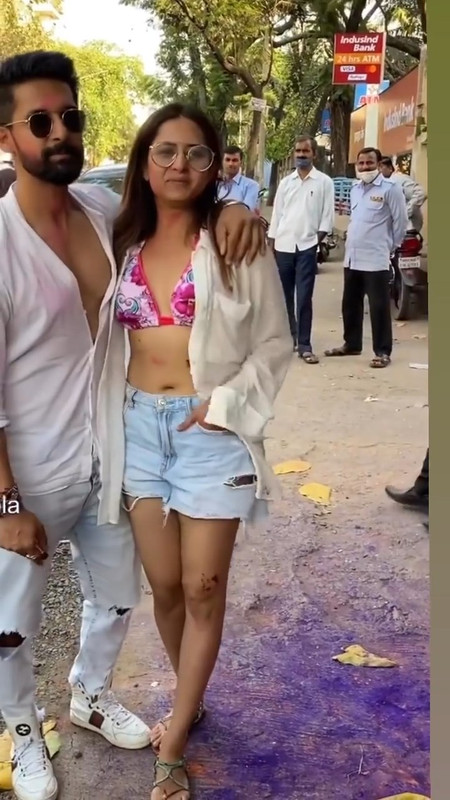 Hindi unknown actress navel zoom in white and red bikini.mp4_snapshot_00.03.712