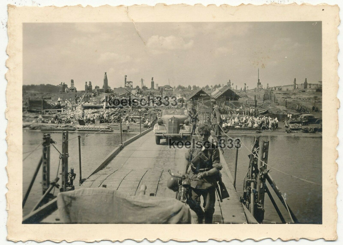Foto PKW einer Panzerjäger Abteilung auf einer Kriegsbrücke an der Ostfront 1941
