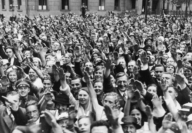 Holocaust-1934-Saluting-Hitler-FH229692.jpg
