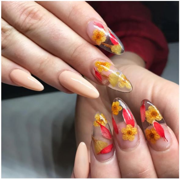 Diseños de uñas de acrílico con flores para lucir esta Primavera