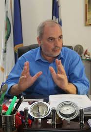 Ο Π. ΛΑΜΠΡΙΝΟΥΔΗΣ ΚΡΟΥΕΙ ΤΟΝ ΚΩΔΩΝΑ ΤΟΥ ΚΙΝΔΥΝΟΥ ΓΙΑ ΤΟ ΦΡΑΓΜΑ ΚΟΡΗΣ ΓΕΦΥΡΙ 