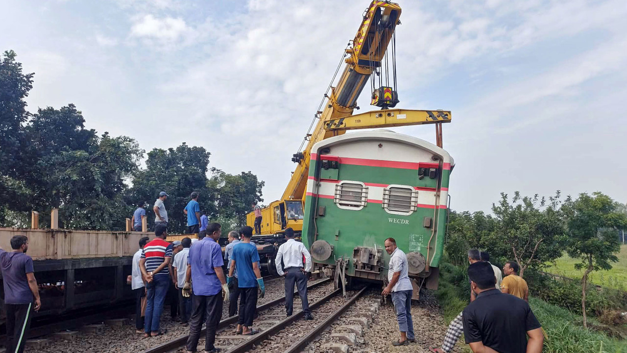 ৬ ঘণ্টা পর ঢাকা-উত্তরবঙ্গ রেল চলাচল শুরু