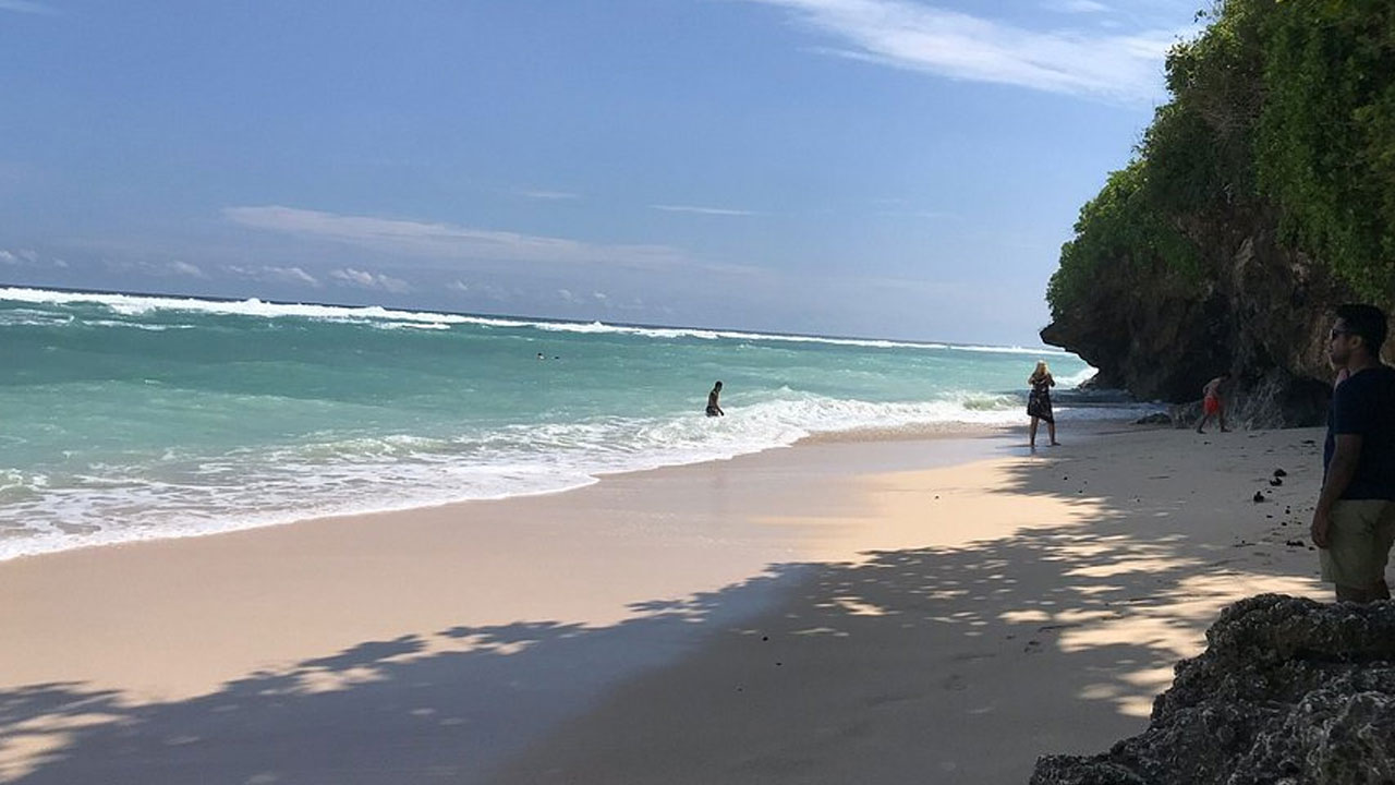 Pantai Green Bowl, Wisata yang Wajib Dikunjungi di Bali