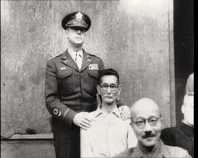 Shumei Okawa, durante los juicios de Tokyo, delante de él, Hideki Tojo