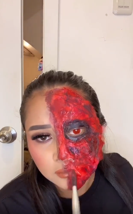 Mutia Ayu saat menunjukkan tutorial make up